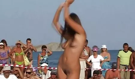 Thủ dâm của một người đẹp phim xet gai nhat da ngăm đen ở phía trước máy quay