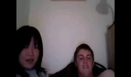 chàng trai với một hình xăm một phim sex gai xinh nhat ban đẹp trong một chiếc váy ngắn