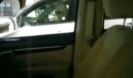 Một phim sex nhat ban girl xinh vẻ đẹp trẻ trong quần đùi, được trao cho một người đàn ông.