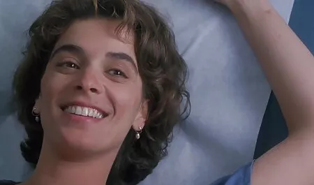 Một cô gái xinh đẹp xec dep nhat bên lò sưởi