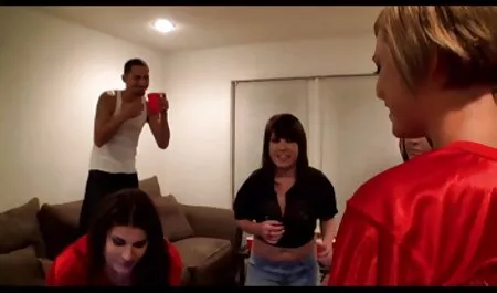 Phụ Nữ xinh đẹp, phim xes gai nhat làm việc với bàn tay của cô