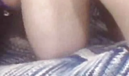 Vẻ phim sex nhat ban gai xinh đẹp nuông chiều trên một chiếc ghế màu xanh