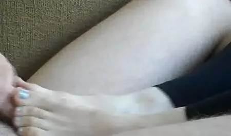 Một người đàn ông trẻ, cô phim sex japan xinh gái tóc vàng trên ghế