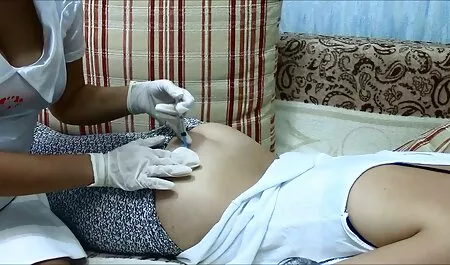 Cô Dolce sex gái xinh nhật với một màu xanh lá cây súng giả