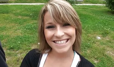 Một người đàn ông an ủi một sex gái nhật bản cô gái tóc vàng