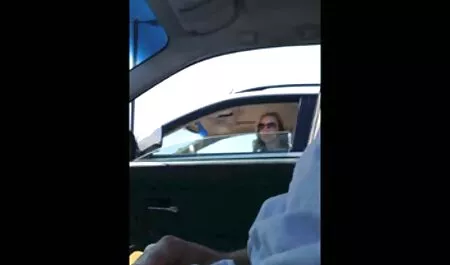 Gà trống để một người lạ gai nhat ban dit nhau