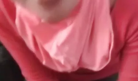 Cô gai xinh nhat ban khoe hang gái mặc áo da đen