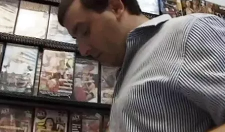 Cô gái tóc dit nhau voi gai nhat vàng nhỏ