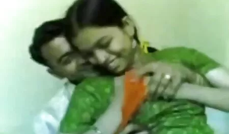 Quý cô có dit gai xinh nhat ban vui vẻ với một con chó trong phòng ngủ.