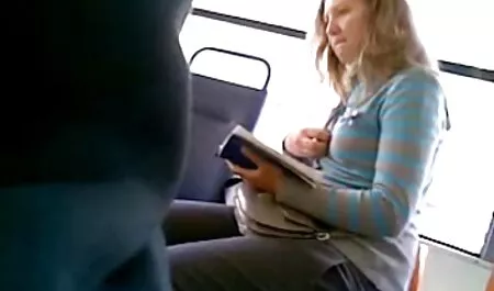 Phụ nữ đánh sexgai nhat gã trong sân